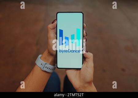 In dieser Abbildung wird das Bytedance-Logo auf einem Smartphone-Bildschirm angezeigt. Stockfoto