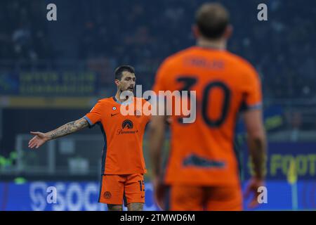 Mailand, Italien. Dezember 2023. Francesco Acerbi vom FC Internazionale reagierte beim Achtelfinale-Spiel der Coppa Italia 2023/24 zwischen dem FC Internazionale und Bologna FC im Giuseppe Meazza Stadium in Mailand am 20. Dezember 2023 Credit: Independent Photo Agency/Alamy Live News Stockfoto