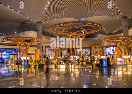 ISTANBUL, TÜRKEI - 09. August 2022: Blick auf Duty-Free-Geschäfte und Geschäfte am internationalen Abflugterminal des New International Istanbul Airport Stockfoto