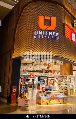 ISTANBUL, TÜRKEI - 09. August 2022: Blick auf Duty-Free-Geschäfte und Geschäfte am internationalen Abflugterminal des New International Istanbul Airport Stockfoto