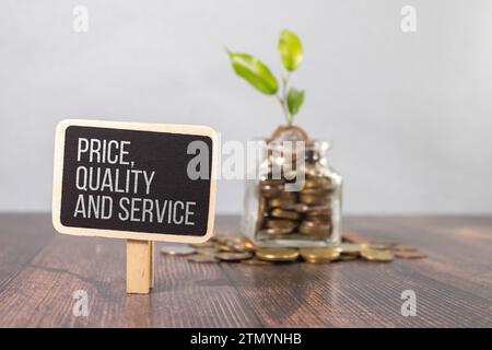 Retro-Effekt und getöntes Bild einer Frau, die eine Notiz mit einem Füllfederhalter auf ein Notizbuch schreibt. Handgeschriebener Text PREIS QUALITÄT SERVICE, Business succes Stockfoto