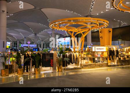 ISTANBUL, TÜRKEI - 09. August 2022: Blick auf Duty-Free-Geschäfte und Geschäfte am internationalen Abflugterminal des New International Istanbul Airport Stockfoto