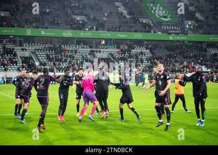 Wolfsburg, Deutschland. Dezember 2023. Fußball: Bundesliga, VfL Wolfsburg - Bayern München, Spieltag 16, Volkswagen Arena. Münchner Spieler feiern nach dem Spiel. Hinweis: Swen Pförtner/dpa – WICHTIGER HINWEIS: gemäß den Vorschriften der DFL Deutscher Fußball-Liga und des DFB Deutscher Fußball-Bundes ist es verboten, im Stadion und/oder des Spiels aufgenommene Fotografien in Form von sequenziellen Bildern und/oder videoähnlichen Fotoserien zu verwenden oder zu nutzen./dpa/Alamy Live News Stockfoto