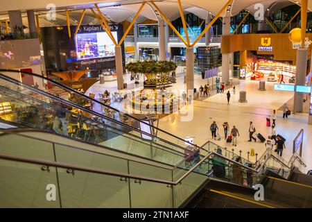 ISTANBUL, TÜRKEI - 09. August 2022: Blick auf Duty-Free-Geschäfte und Geschäfte am internationalen Abflugterminal des New International Istanbul Airport Stockfoto