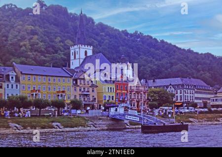 St. Goar, Rhein, Deutschland. Aus dem Jahr 1986 ein Bild der Stadt St. Goar und des Abfahrtsortes der Fähre. Stockfoto