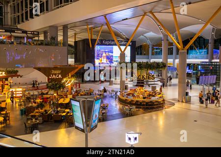 ISTANBUL, TÜRKEI - 09. August 2022: Modernes Café und Bar mit Snacks und Getränken im internationalen Flughafen Istanbul. Türkei. Stockfoto