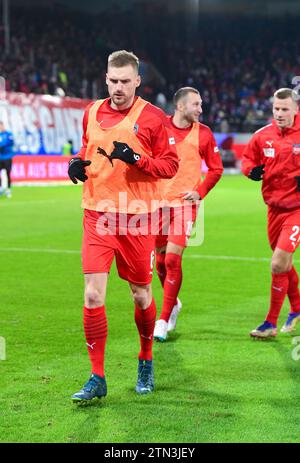 Heidenheim, Deutschland. Dezember 2023. Patrick Mainka (1. FC Heidenheim, #6) beim Warmlaufen, GER, 1. FC Heidenheim vs. SC Freiburg, Sport, Fussball, Herren, Bundesliga, 16. Spieltag, Spielzeit 2023/2024, 20.12.2023, (DFL-VORSCHRIFTEN VERBIETEN JEDE VERWENDUNG VON FOTOGRAFIEN ALS BILDSEQUENZEN UND/ODER QUASI-VIDEO) Foto: Eibner-Pressefoto/Silas Schueller Credit: dpa/Alamy Live News Stockfoto