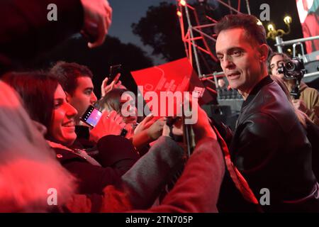 Venezia, Italien. Dezember 2023. Pedro Alonso trifft zusammen mit der Besetzung der Serie „Berlin“ die Fans am Piazzale del Pincio in Rom, um gemeinsam mit dem Sänger Al Bano, Autor des Soundtracks der Serie Netflix, Rom (Italien) 19. Dezember 2023 Credit: dpa/Alamy Live News, eine Überraschung zu erleben Stockfoto