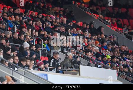 Heidenheim, Deutschland. Dezember 2023. Volle Raenge mit Zuschauern in der Voith-Arena, GER, 1. FC Heidenheim vs. SC Freiburg, Sport, Fussball, Herren, Bundesliga, 16. Spieltag, Spielzeit 2023/2024, 20.12.2023, (DFL-VORSCHRIFTEN VERBIETEN JEDE VERWENDUNG VON FOTOGRAFIEN ALS BILDSEQUENZEN UND/ODER QUASI-VIDEO) Foto: Eibner-Pressefoto/Silas Schueller Credit: dpa/Alamy Live News Stockfoto