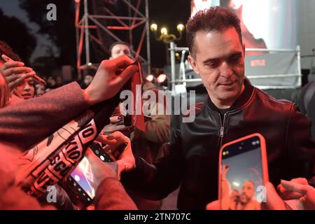 Venezia, Italien. Dezember 2023. Pedro Alonso trifft zusammen mit der Besetzung der Serie „Berlin“ die Fans am Piazzale del Pincio in Rom, um gemeinsam mit dem Sänger Al Bano, Autor des Soundtracks der Serie Netflix, Rom (Italien) 19. Dezember 2023 Credit: dpa/Alamy Live News, eine Überraschung zu erleben Stockfoto