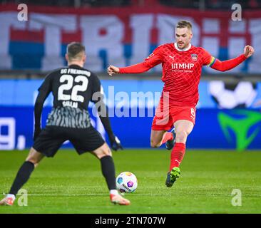 Heidenheim, Deutschland. Dezember 2023. Patrick Mainka (1. FC Heidenheim, #6) am Ball, GER, 1. FC Heidenheim vs. SC Freiburg, Sport, Fussball, Herren, Bundesliga, 16. Spieltag, Spielzeit 2023/2024, 20.12.2023, (DFL-VORSCHRIFTEN VERBIETEN JEDE VERWENDUNG VON FOTOGRAFIEN ALS BILDSEQUENZEN UND/ODER QUASI-VIDEO) Foto: Eibner-Pressefoto/Silas Schueller Credit: dpa/Alamy Live News Stockfoto