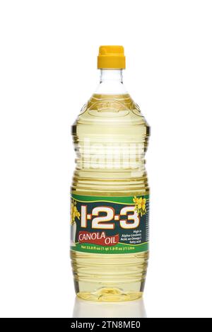 IRVINE, KALIFORNIEN - 20. Dezember 2023: Eine Flasche 1-2-3 Rapsöl Stockfoto