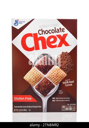 IRVINE, KALIFORNIEN - 20. Dezember 2023: Eine Schachtel Chocolate Chex Glutenfreies Frühstückszerealien. Stockfoto