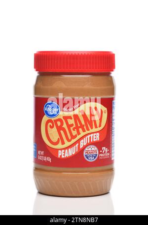 IRVINE, KALIFORNIEN - 20. Dezember 2023: Ein Glas Kroger cremige Erdnussbutter. Stockfoto