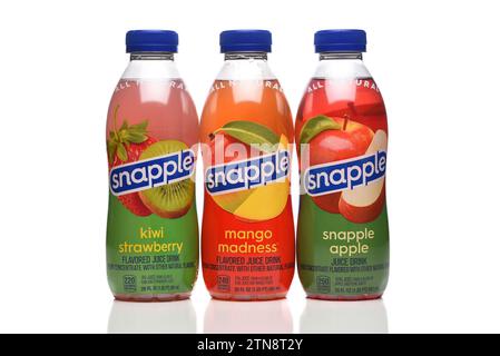 IRVINE, KALIFORNIEN - 20. Dezember 2023: Drei Flaschen Snapple All Natural Drinks, Kiwi Strawberry, Mango Madness und Snapple Apple. Stockfoto