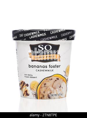 IRVINE, KALIFORNIEN - 20. Dezember 2023: Ein Karton mit so Delicious Dairy Free Bananas Foster Frozen Dessert. Stockfoto