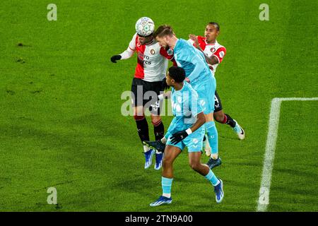 Rotterdam, Niederlande. Dezember 2023. Rotterdam – Santiago Gimenez von Feyenoord, Hidde ter Avest vom FC Utrecht, Ryan Flamingo vom FC Utrecht und Igor Paixao von Feyenoord während des Spiels zwischen Feyenoord und FC Utrecht im Stadion Feijenoord de Kuip am 20. Dezember 2023 in Rotterdam, Niederlande. Credit: Box to Box Pictures/Alamy Live News Stockfoto