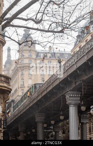 Stadtteil der U-Bahn unter dem Regen in Paris - Station Passy an der Linie 6 - Frankreich Stockfoto