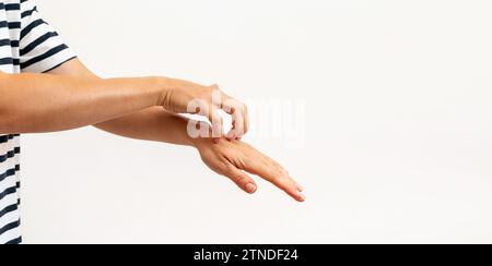 Weibliche Person kratzt sich die Haut an ihrer Hand. Hautjucken. Stockfoto
