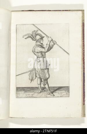 Soldat, der seine Spieße trägt, beide Hände nahe beieinander über der rechten Schulter, der Punkt zum Boden geneigt (Nr. 8), ca. 1600, 1608 Ein Soldat rechts, rechts, der über seiner rechten Schulter einen Spieß (Lanze) trägt, der auf den Boden gerichtet ist (Nr. 8), ca. 1600. Seine Hände liegen um die Spieße. Dies ist die erste Aktion, um die Spieße an die Schulter zu heben und sie horizontal zu tragen. Platte 8 in der Anleitung zum Umgang mit den Spießen: Corte Onderwysinghe auf dem Figuerliicke-Bild -hungernder Pilz bruck, von allen t Teil der Abbildungen in: J. de Gheyn, Weapo Stockfoto