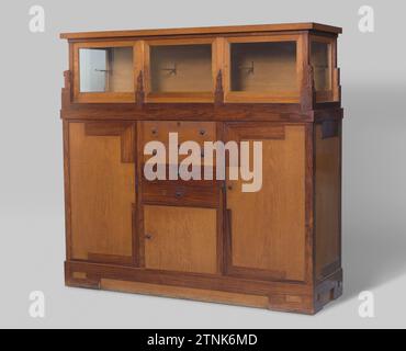 Schrank von Eiken und Rosherman, Anonym, 1925 Kabinett aus Eiche und Palisander, auf einem Eichenfuß, entlang dem die Oberseite einen Reifen führt, der an den Ecken läuft und so einen kleinen Raum öffnet. Der Unterschrank hat eine Tür links und rechts und in der Mitte eine kleinere Tür, über der vier Schubladen stehen. Sowohl die Türen als auch die Seiten tragen Stützteile; an den Türen in Form eines Quadrats. Alle Stile sind höher und tragen eine Basis mit Skulptur. Dazwischen befindet sich der obere Schrank mit drei Türen und Seiten mit Glas. Holz (Pflanzenmaterial) in den nördlichen Niederlanden. Eiche (Holz). palisander (Holz). Messing (Legierung). Glas ca. Stockfoto