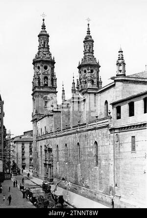 12/31/1931. KATHEDRALE LA REDONDA. „La Redonda“ verdankt seinen Namen einer alten romanischen Kirche, die an der gleichen Stelle wie die heutige in polygonaler Form erbaut wurde und die ungefähr einen Platz eingenommen haben muss, der der Hälfte des Tempels unserer Tage entspricht. Die beiden Seitentürme, die „Zwillinge“ genannt werden, sind ein gutes Beispiel für die Monumentalität der barocken Glockentürme Riojans. Sie haben mehrere überlagerte Körper: Die unteren sind quadratisch, der obere ist achteckig und ein Turm mit Zinnen gefüllt als letzten Schliff. Die „Santa Masía de la Redonda“ besteht aus drei Perioden: Bauarbeiten im 15. Jahrhundert Stockfoto