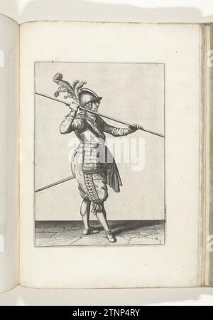 Soldat, der seine Spieße fast waagerecht über der rechten Schulter trägt (Nr. 9), ca. 1600, 1597 - 1607 Ein Soldat, rechts, der einen Spieß (Lanze) fast waagerecht über der rechten Schulter trägt (Nr. 9), ca. 1600. Seine Hände weit auseinander um den Spieß. Dies ist die zweite Aktion zum Anheben der Spieße an der Schulter und zum horizontalen Tragen. Platte 9 in der Anleitung zum Umgang mit den Spießen: Corte Onderwysinghe auf dem Figuerliicke-Bild, interessierter t'recht ghebruyck, Van Al t'ghene ist ein Soldaet-Int-Akt des Spions Emergency. Teil der Illustrationen in: J. de G Stockfoto