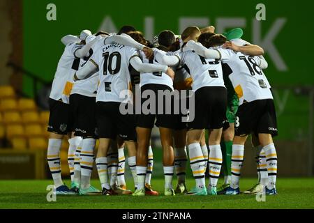 Burslem, Großbritannien, 19. Dezember 2023. Das Team von Port Vale wurde in einem Zusammenprall vor dem Spiel im Carabao Cup Quarter Final zu Hause gegen Middlesbrough vorgestellt. Quelle: TeeGeePix/Alamy Live News Stockfoto