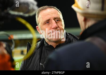 Burslem, Großbritannien, 19. Dezember 2023. Andy Crosby, Manager von Port Vale, gibt ein Interview nach dem Spiel, nachdem sein Team den Carabao Cup zu Hause gegen Middlesbrough verlassen hat. Quelle: TeeGeePix/Alamy Live News Stockfoto