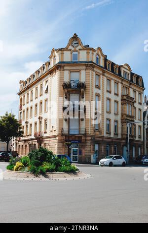 Thionville, Frankreich - 10. Juni 2016: Die Versicherungsagentur AXA und ein französisches Apartmentgebäude am Bd Hildegarde in Thionville, das den Stadtbogen hervorhebt Stockfoto