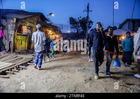 Die Bewohner laufen an den geschäftigen Geschäftsstraßen in Kibera Slum, Nairobi vorbei. Ein Blick durch den Alltag in Kibera, derzeit Afrikas größtem Slum und Stockfoto