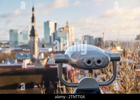 Fernglas auf Aussichtsplattform, Touristenteleskop zur Erkundung der Stadtlandschaft von Tallinn. Münzferngläser mit Panoramablick auf Old Tall Stockfoto