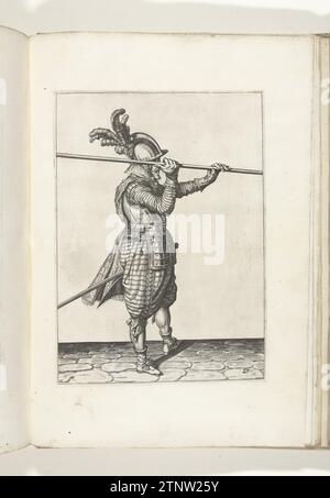 Soldat, der seine Spieße mit beiden Händen horizontal über der rechten Schulter hebt (Nr. 27), ca. 1600, 1597 - 1607 Ein Soldat, rechts, der mit beiden Händen horizontal über der rechten Schulter (Nr. 27) einen Spieß (Lanze) hebt, ca. 1600. Platte 27 in der Anleitung für die Handhabung des Spießes: Corte Onderwysinghe auf dem Figuerliicke-Bild, interessierter t'recht ghebruyck, aus al t'ghene ein Soldaet int, das den Spionagenotfall einsetzt. Teil der Illustrationen in: J. de Gheyn, Weapons Handele of Roers Musquetten and Spiessen, den Haag, 1607. Der Krieg war um 1600. Druckerei: Nord Stockfoto