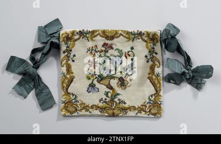 Frivolitétas in einem flachen, rechteckigen Modell, vollständig gestrickt mit bunten Perlen, in der Mitte ein Blumenstrauß auf cremefarbenem Fond entlang der Kanten, umgeben von Zierrand, anonym, ca. 1725 - ca. 1750 Tasche in einem flachen, rechteckigen Modell, vollständig gestrickt mit bunten Perlen, gegen einen elfenbeinfarbenen Perlenvorrat. Vorder- und Rückseite haben ein identisches Bild, bestehend aus einem farbigen Blumenstrauß und Zweigen, die aus einem Horn ragen. Der Blumenstrauß ist umgeben von einer gelb-goldenen Liste von S-Voluten und C-Voluten, durchsetzt mit kleinen blauen und roten Blüten. Gegen die obere Kante auf der Innenseite Stockfoto