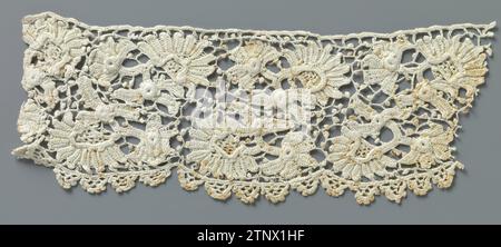 Streifen häkelte Seite mit fächerförmigen Blüten, anonym, ca. 1890 - ca. 1909 Streifen naturfarbene irische Häkelseite. Muster mit fächerförmigen Blüten mit Stielen und gehäkeltem unregelmäßigem Netzboden mit Pikots. Die Oberseite ist mit einem Lineal versehen. Die halbkreisförmigen Skulpturen am unteren Rand sind mit pikotierten Bögen versehen. Irische Baumwolle (Textil) Streifen mit naturfarbener irischer Häkelseite. Muster mit fächerförmigen Blüten mit Stielen und gehäkeltem unregelmäßigem Netzboden mit Pikots. Die Oberseite ist mit einem Lineal versehen. Die halbkreisförmigen Skulpturen an der unteren Kante sind trimmt Stockfoto