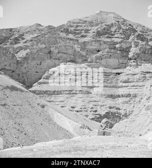 Landschaft in der Nähe von Jericho. Im Hintergrund das Wadi el Kelt mit der St. Georgius Kloster, kleine Höhlen in der Felsenwand ca. 1950-1955 Stockfoto