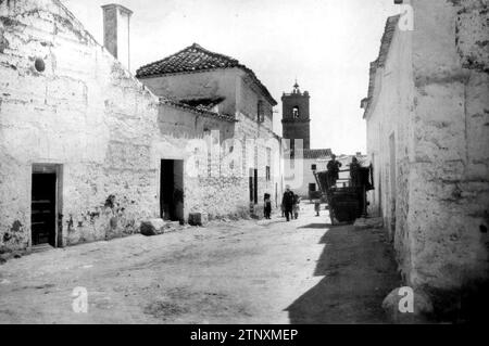 12/31/1919. Blick auf eine der Straßen der Stadt El Toboso, im Hintergrund sehen Sie den Glockenturm der Kirche (Toledo). Quelle: Album / Archivo ABC / J. Belda Stockfoto