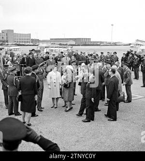 Prinz Bernhard, Prinzessin Margriet, Prinzessin Christina, Königin Juliana, Premierminister Marijnen und Bürgermeister Van der Willigen von Haarlemmermeer CA. April 1964 Stockfoto