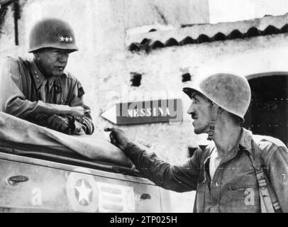 Sizilien (Italien), 18.08.1943. Oberstleutnant Lyle Bernard, der sich bei den Landungen hinter dem Feind auszeichnete, spricht mit General George S. Patton, dem Chef der 7. Amerikanischen Armee. Quelle: Album / Archivo ABC / Pando Stockfoto