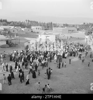 Straßenszene in Jericho mit einer Prozession von Menschen von oben gesehen ca. 1950-1955 Stockfoto