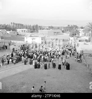 Straßenszene in Jericho mit einer Prozession von Menschen von oben gesehen ca. 1950-1955 Stockfoto