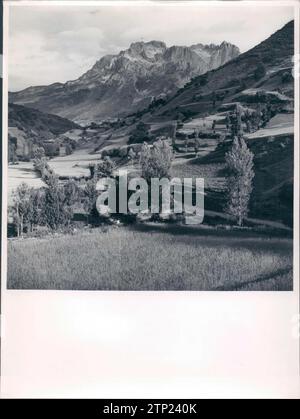 12/31/1949. Valdeón-Tal. Im Hintergrund die Arista- und Bermeja-Türme des westlichen Massivs der Picos de Europa. Beschreibung: Album / Archivo ABC / Marques de Santa María Del Villar Stockfoto