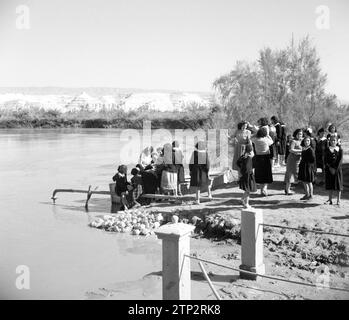 In der Gegend von Jericho. Jüdische Mädchen am Jordan, an der Stelle der Taufstätte von Jesus Christus Ca. 1950-1955 Stockfoto