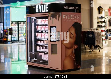 Allgemeine Ansicht eines Kylie Jenner Cosmetics Automaten in Las Vegas, Nevada, USA. Bild aufgenommen am 11. Dezember 2023. © Belinda Jiao jiao.bil Stockfoto