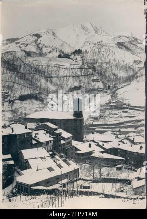 12/31/1919. Malerischer Blick auf die Stadt Eibar am Fuße des Mount Urko, der nach dem üppigen Schneefall im Hintergrund erscheint. Quelle: Album / Archivo ABC / Indalecio Ojanguren Stockfoto