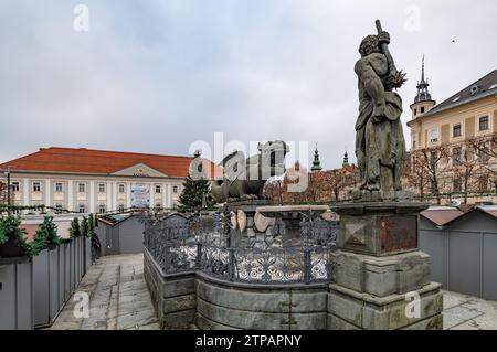 Klagenfurt, Österreich (16. Dezember 2023) - der antike Brunnen mit dem drachen auf dem Neuen Platz Stockfoto