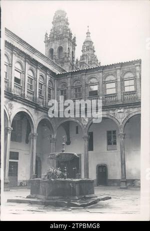 12/31/1952. Innenhof des königlichen Krankenhauses, der für die pilgerherberge genutzt wurde. Im Hintergrund die Türme der Kathedrale von Santiago. Quelle: Album/Archivo ABC/Arturo Stockfoto