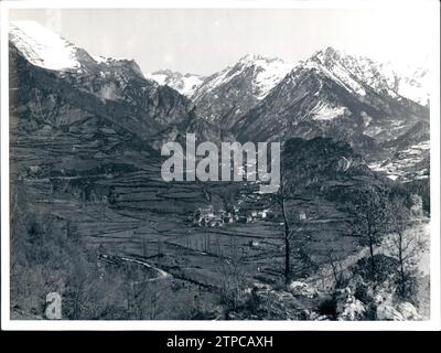 12/31/1956. Tena Valley, durch das der Gallego River fließt. Straße von Jaca nach Panticosa und Frankreich durch Sallent. Blick auf das Tena-Tal vom Aussichtspunkt Tramacastilla. Beschreibung: Album / Archivo ABC / Marques de Santa María Del Villar Stockfoto