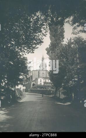 12/31/1949. Eintritt in die Stadt Usurbil, wo Sie die Kirche im Hintergrund sehen können. Quelle: Album / Archivo ABC / Marín Stockfoto