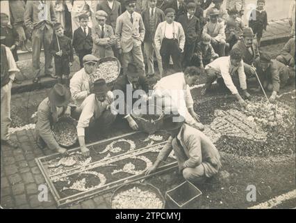 La Orotava (Teneriffa), Juni 1930. Das Fronleichnamsfest auf den Kanarischen Inseln. Wie in anderen Städten auf den Inseln ist auch in La Orotava der Brauch, die Straßen und Plätze, durch die die Prozession verläuft, mit wunderschönen Teppichen aus Blumen zu dekorieren. Quelle: Album/Archivo ABC Stockfoto